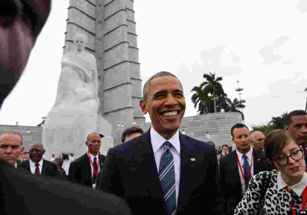 El presidente de Estados Unidos Barack Obama durante la ofrenda floral ante el monumento del prócer cubano José Martí hoy, lunes 21 de marzo de 2016, en la Plaza de la Revolución en La Habana.