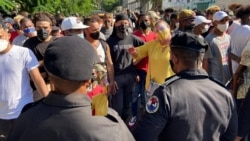 Policía política preparada para reprimir a los manifestantes pacíficos