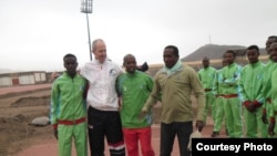 Alberto Cuba (d), junto al embajador de EEUU en Djibuti y atletas de ese país.