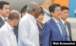 El premier japonés Shinzo Abe, arriba al Aeropuerto Internacional José Martí de La Habana.