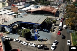 Conductores esperan durante horas para comprar gasolina en una estación de Guadalajara.