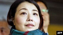 La legisladora pro democracia electa Lau Siu-lai fuera del Tribunal Superior antes de enfrentar una revisión judicial sobre si ella y otros tres legisladores deben ser descalificados de sus asientos en el Consejo Legislativo en Hong Kong. (Archivo)