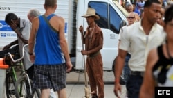 Un trabajador estatal barre las calles en el popular barrio de Centro Habana. 