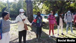 Familiares de manifestantes del 11 de julio en prisión se unen frente al Tribunal de 10 de Octubre. 