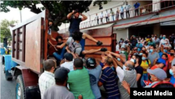 Imagen de la detención de manifestantes frente al ICRT el 11 de julio. (Tomado de @jllopizcasal).