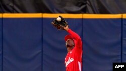 Yuniesky Laurdet de Leñadores de las Tunas atrapa la bola en un juego contra Panamá, durante la pasada Serie del Caribe. (Arcjivo)