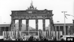 Fotografía de archivo del 12 de junio de 1987 que muestra al presidente de Estados Unidos Ronald Reagan (c) y al canciller alemán Helmut Kohl (der. de Reagan) durante una ceremonia en el lado oeste del Muro de Berlín (Alemania).