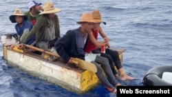 Balseros cubanos rescatados por el servicio de guardacostas de EEUU. (Foto: Coast Guard Service)