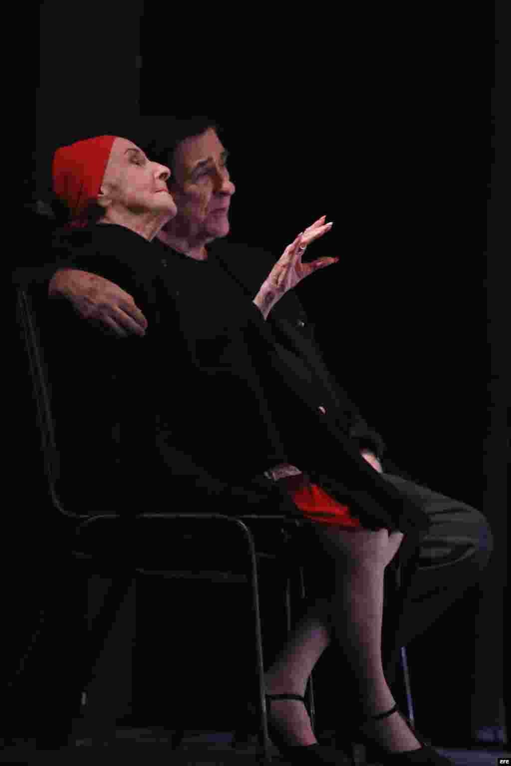 La bailarina Alicia Alonso, y su esposo y director del Museo del Ballet de Cuba, Pedro Simón Martínez, observan el ensayo en el Centro de Bellas Artes de San Juan. La Compañía llega a Puerto Rico.