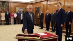 Josep Borrell promete su cargo como nuevo ministro de Asuntos Exteriores del Gobierno de Pedro Sánchez ante Felipe VI, hoy en el Palacio de la Zarzuela.