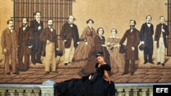 Una joven posa junto a un mural con personajes históricos para las fotos de sus 15 años en la Habana Vieja. Archivo.