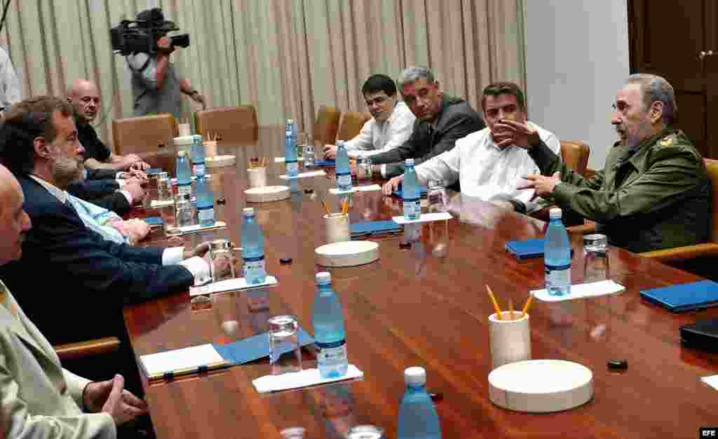 Fidel Castro se reunió en La Habana con el canciller argentino Rafael Antonio Bielsa (i). En la reunión también estuvo presente el canciller cubano Felipe Pérez Roque y Carlos Valenciaga,&nbsp;