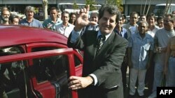 Oswaldo Payá hace la "L" de liberación tras su arribo al aeropuerto Jose Martí de La Habana, el 2 de febrero de 2003, tras un viaje a Europa para recibir el premio Sájarov. 