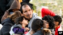 Migrantes esperan en la frontera de EEUU con México a ser atendidos por las Patrullas Fronterizas el 8 de mayo de 2023 (Foto Daniel Poroy/AP)