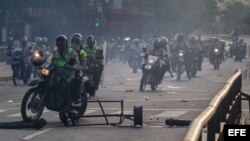 Policía impide paso marcha opositora a centro de Caracas y comienzan choques.