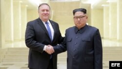 El gobernante norcoreano Kim Jong-Un posa con el secretario de Estado de EEUU Mike Pompeo, en Pyongyang, en mayo de 2018. (Archivo)