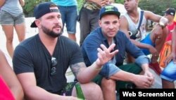 (i-e) Yonder Alonso y Danny Valencia, comparten con los miembros de la Peña Deportiva MLB.