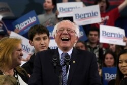 El senador Bernie Sanders en su discurso de la victoria en las primarias de New Hampshire.