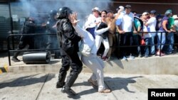 Manifestantes de la marcha "Unidos por la libertad" en Managua, Nicaragua, son reprimidos por policías antidisturbios el 14 de octubre de 2018.