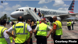 Inspectores de TSA en el aeropuerto Frank Pais de Holguin, Cuba.