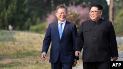 El líder de Corea del Norte Kim Jong Un (der.) y de Corea del Sur Moon Jae-in (izq.) en Panmunjom.