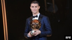 El futbolista del Real Madrid Cristiano Ronaldo posa con el Balón de Oro durante la ceremonia de entrega del trofeo en París (Francia) hoy, 07 de diciembre de 2017.