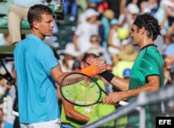 El suizo Roger Federer saluda al checo Tomás Berdych luego de vencerlo.