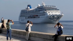 Llegada a La Habana del Adonia, primer crucero estadounidense en atracar en un puerto cubano en más de 50 años. 