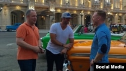 William Levy se pasea por La Habana.