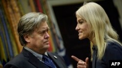 Steve Bannon (I) y la asesora presidencial Kellyanne Conway (d)