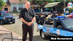 El sacerdote Edwin Román a la entrada de la iglesia San Miguel Arcángel, en la ciudad de Masaya, Nicaragua. Foto archivo VOA.