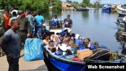 Migrantes cruzan el Golfo de Urabá, que se extiende entre Colombia y Panamá.