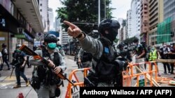 La policía de Hong Kong dispersa la manifestación pro democrática del 24 de mayo de 2020.