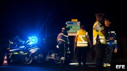 La gendarmería francesa custodia la zona hoy, lunes 14 de agosto de 2017, alrededor del pueblo de Sept-Sorts (Francia). 