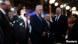 Miguel Díaz-Canel, el ministro de Comercio Exterior e Inversiones de Cuba, Ricardo Cabrisas, y el viceprimer ministro de la Federación Rusa, Dmitry Chernyshenko, durante un foro de empresarios rusos en La Habana, Cuba, el 19 de mayo de 2023. REUTERS/ Alexandre Meneghini/Pool