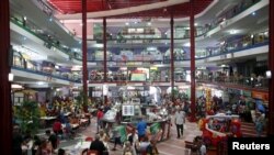 El centro comercial Carlos III en La Habana. REUTERS/Alexandre Meneghini