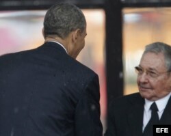 Barack Obama saluda a Raúl Castro