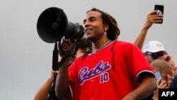 Yotuel Romero el 11 de julio en Miami celebrando el levantamiento nacional ocurrido en Cuba ese mismo día. Eva Marie UZCATEGUI / AFP