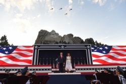 El presidente Donald Trump y la primera dama Melania Trump llegan al lugar de la ceremonia (Foto: Saul Loeb/AFP).