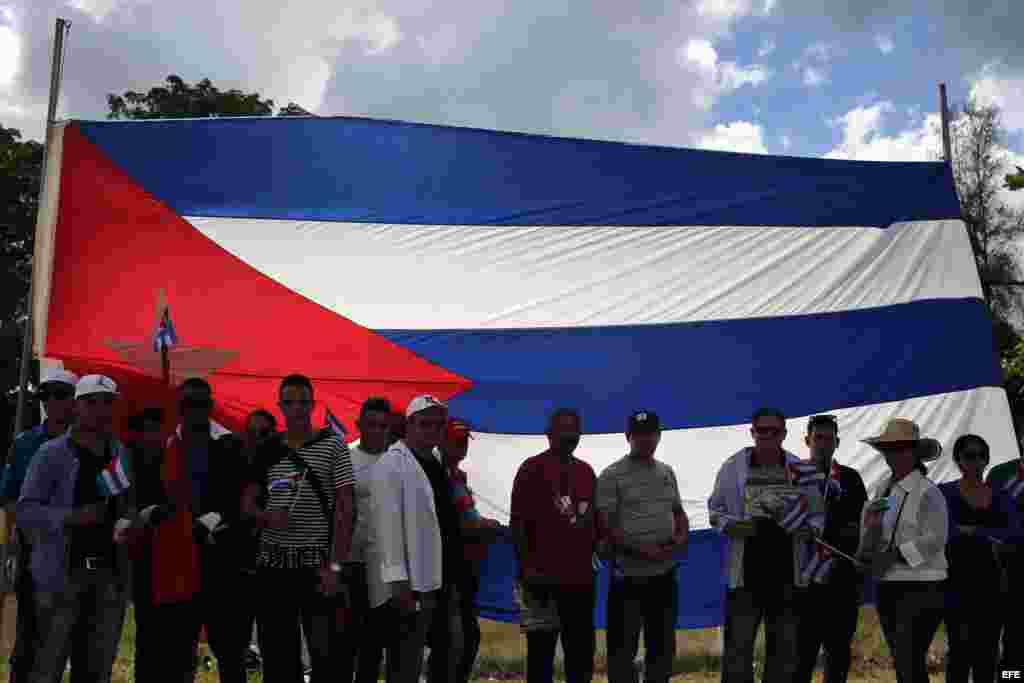 Un grupo de personas espera el paso de la caravana con las cenizas del fallecido líder cubano Fidel Castro hoy, jueves 1 de diciembre de 2016, en las afueras del pueblo de Jatibonico, en la provincia de Sancti Spiritus (Cuba). La caravana, que partió desd