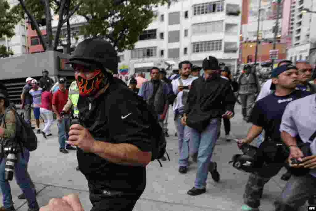 Opositores al Gobierno de Nicolás Maduro se manifiestan en rechazo a la decisión del Tribunal Supremo de asumir las competencias del Parlamento, hoy, viernes 31 de marzo de 2017, en Caracas (Venezuela). El Tribunal Supremo de Justicia (TSJ) de Venezuela d