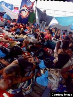 Apilados en un barco los migrantes son trasladados desde Puerto Obaldía hasta la capital, y luego hasta Chiriquí.