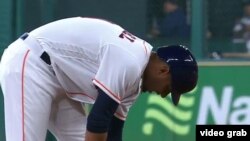 Yuliesky Gurriel, quieto en basae, en el juego contra los Rays. (Captura de video MLB)