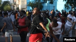 El pueblo grita consignas contra el gobierno durante una protesta en La Habana, Cuba, el 11 de julio de 2021. REUTERS / Alexandre Meneghini