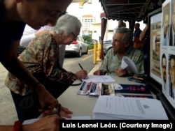 Cubanos firman en el restaurante Versailles para que Raúl Castro sea procesado. 23 de junio de 2018