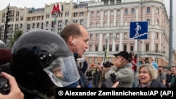 Un periodista es detenido en Moscú durante una manifestación el 3 de agosto de 2019. (Alexander Zemlianichenko/AP).