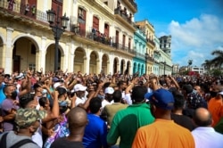 Cubanos se manifiestan contra el gobierno de Miguel Díaz-Canel, el 11 de julio, en La Habana. (Yamil Lage/AFP)