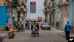 Personas transitan por una calle de Centro Habana. (AP Photo/Eliana Aponte)