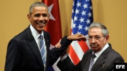 Raúl Castro y Barack Obama se saludan el 21 de marzo de 2016, durante una rueda de prensa tras una reunión sostenida en el Palacio de la Revolución en La Habana.