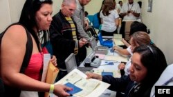 Cubanos en tránsito hacia EEUU mostrando su documentanción en el Aeropuerto Internacional de San Salvador (13/01/2016). Foto cedida por el Ministerio de Relaciones Exteriores de El Salvador.